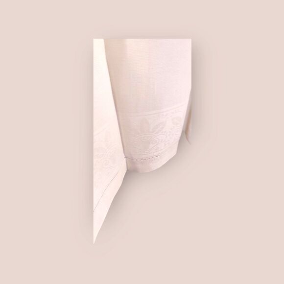 Vintage White Hand Towels w/ Border Motifs Excellent Condition (Set of 3) 20x36" - Picture 15 of 16